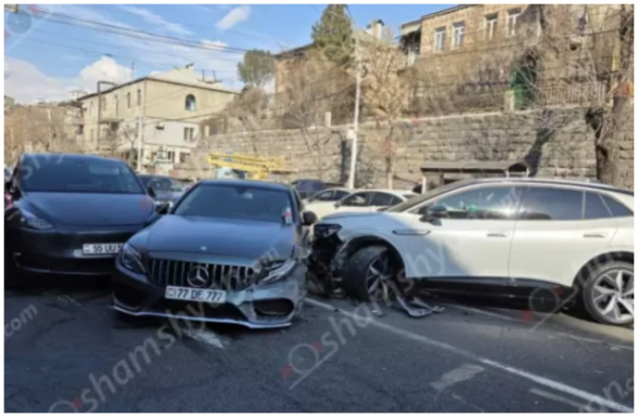 Երևանում բախվել են «Tesla»-ն, «Mercedes»-ը և «Volkswagen ID.4»-ը